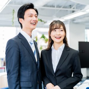 スーツを着た若手日本人男女